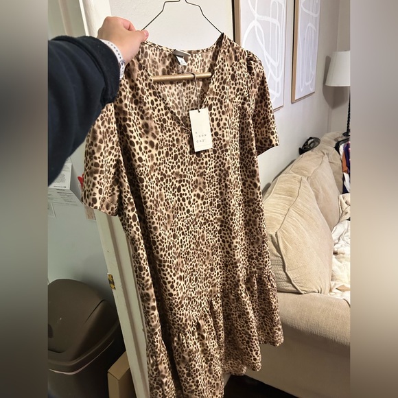 Leopard printed loose dress. Brand New - Picture 2 of 3